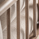 Sillón de madera de abedul y algodón en color marrón – detalle