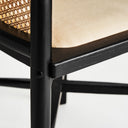 Sillón de madera de abedul y lino en color negro – detalle