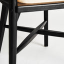 Sillón de madera de abedul y lino en color negro – detalle