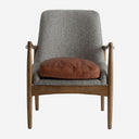 Sillón de madera de abeto y cuero en color gris