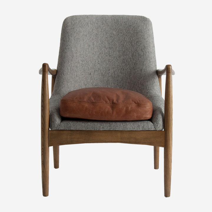 Sillón de madera de abeto y cuero en color gris