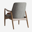 Sillón de madera de abeto y cuero en color gris