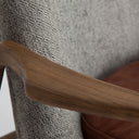 Sillón de madera de abeto y cuero en color gris – detalle
