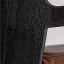 Sillón de madera de acacia y cuero en color negro – detalle