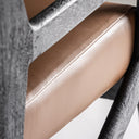Sillón de madera de acacia y cuero en color negro – detalle