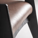 Sillón de madera de acacia y cuero en color negro – detalle