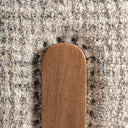 Sillón de madera de acacia y lana en color marrón – detalle