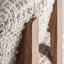 Sillón de madera de acacia y lana en color marrón – detalle