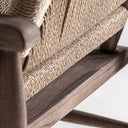 Sillón de madera de caucho y cuerda en color marrón claro – detalle