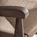 Sillón de madera de caucho y cuerda en color marrón claro – detalle