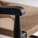 Sillón de madera de caucho y cuerda en color negro – detalle