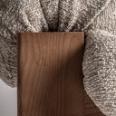 Sillón de madera de caucho y poliéster en color marrón – detalle