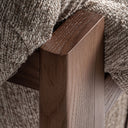 Sillón de madera de caucho y poliéster en color marrón – detalle
