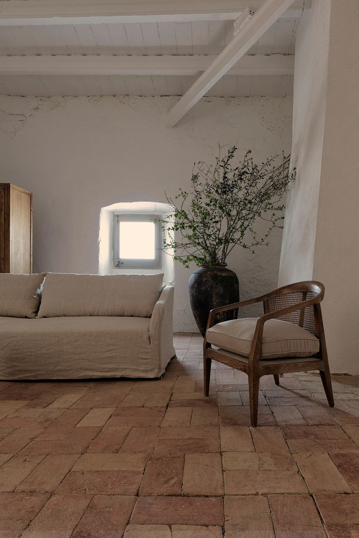 Sillón de madera de fresno y lino en color marrón – ambiente