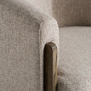 Sillón de madera de fresno y poliéster en color beige natural – detalle