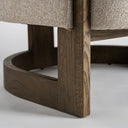 Sillón de madera de fresno y poliéster en color beige natural – detalle