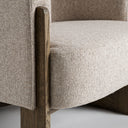 Sillón de madera de fresno y poliéster en color beige natural – detalle