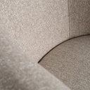 Sillón de madera de fresno y poliéster en color beige natural – detalle