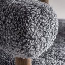 Sillón de madera de fresno y poliéster en color marrón natural – detalle