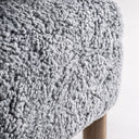 Sillón de madera de fresno y poliéster en color marrón natural – detalle