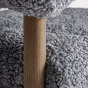 Sillón de madera de fresno y poliéster en color marrón natural – detalle