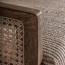 Sillón de madera de mango y mimbre en color marrón – detalle