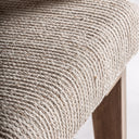 Sillón de madera de mango y mimbre en color marrón – detalle