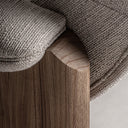 Sillón de madera de olmo y poliéster en color marrón – detalle