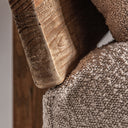 Sillón de madera de pino reciclado y poliéster en color marrón – detalle