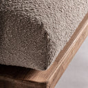 Sillón de madera de pino reciclado y poliéster en color marrón – detalle
