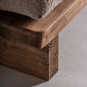 Sillón de madera de pino reciclado y poliéster en color marrón – detalle