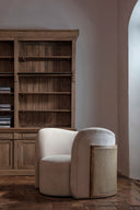 Sillón de madera de pino y poliéster en color blanco roto – detalle