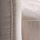 Sillón de madera de pino y poliéster en color blanco roto – detalle