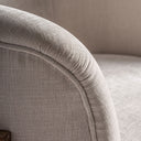 Sillón de madera de pino y poliéster en color blanco roto – detalle