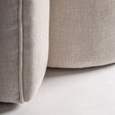 Sillón de madera de pino y poliéster en color blanco roto – detalle