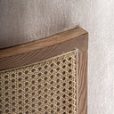 Sillón de madera de pino y poliéster en color blanco roto – detalle