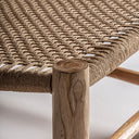 Sillón de madera de teca y cáñamo en color marrón claro – detalle