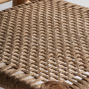 Sillón de madera de teca y cáñamo en color marrón claro – detalle