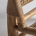 Sillón de madera de teca y cáñamo en color marrón claro – detalle