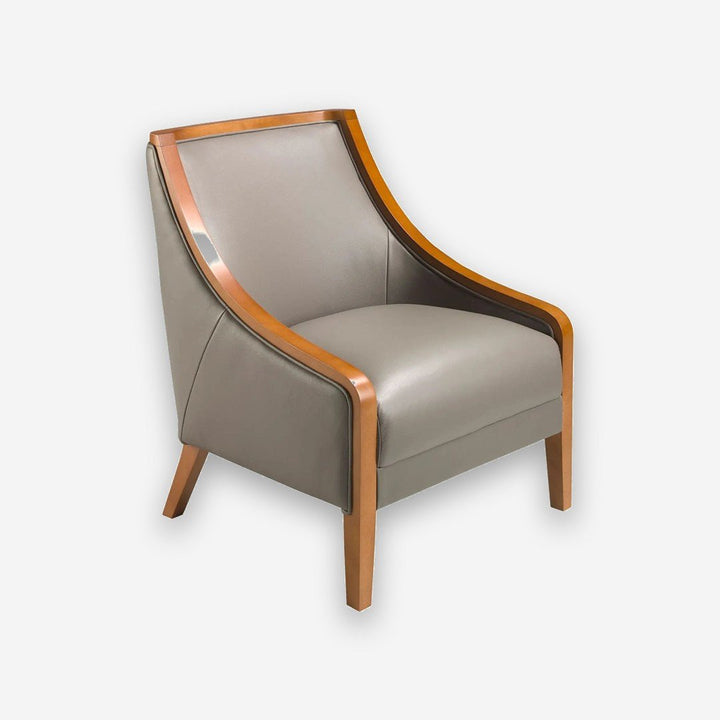Sillón piel gris sobre fondo gris de estudio