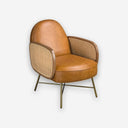 Sillón piel marrón sobre fondo gris de estudio