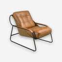 Sillón piel marrón sobre fondo gris de estudio