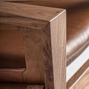 Sillón tapizado en piel en color marrón – detalle