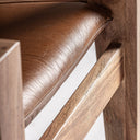 Sillón tapizado en piel en color marrón – detalle