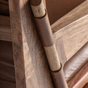 Sillón tapizado en piel en color marrón – detalle