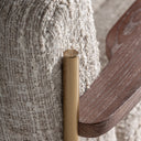 Sillón tapizado en poliéster en color beige jaspeado – detalle