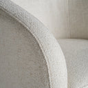 Sillón tapizado en poliéster en color blanco roto – detalle