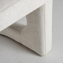 Sillón tapizado en poliéster en color blanco roto – detalle