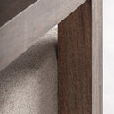 Sillón tapizado en poliéster en color crema – detalle