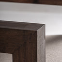 Sillón tapizado en poliéster en color crema – detalle